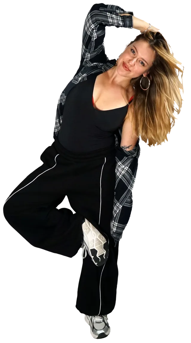 Alisa Appel in einer Commercial-Dance-Pose mit kariertem Hemd und schwarzer Trainingshose