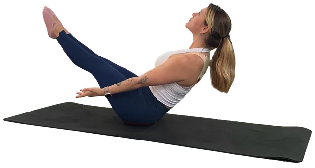 Alisa Appel hält die Pilates-Übung Boat Pose auf einer schwarzen Matte